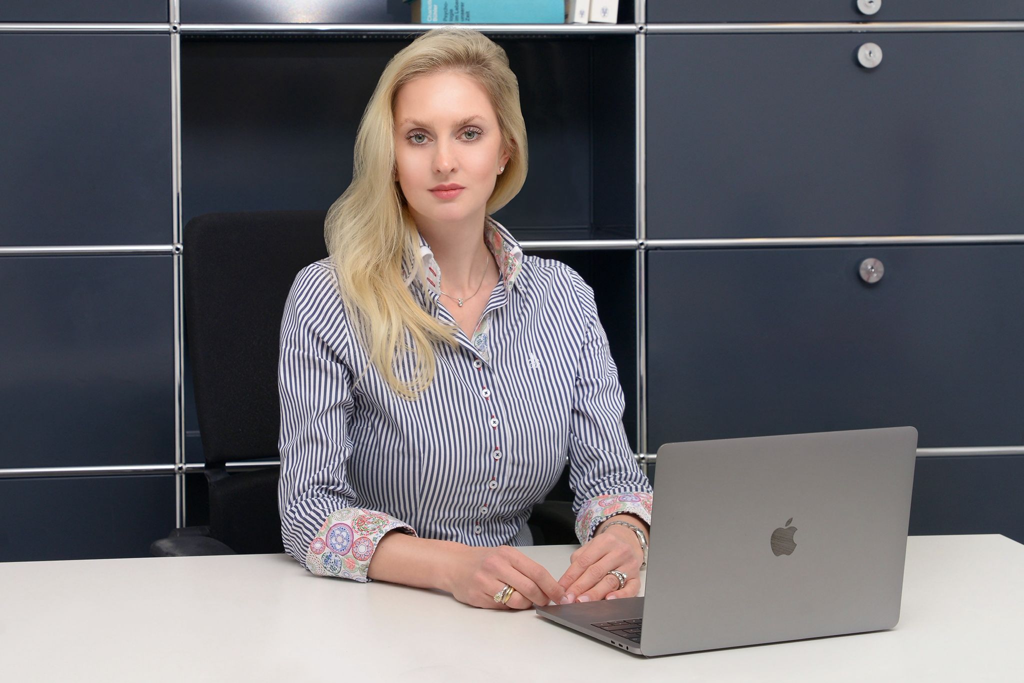 Anna Leinich an ihrem Schreibtisch
